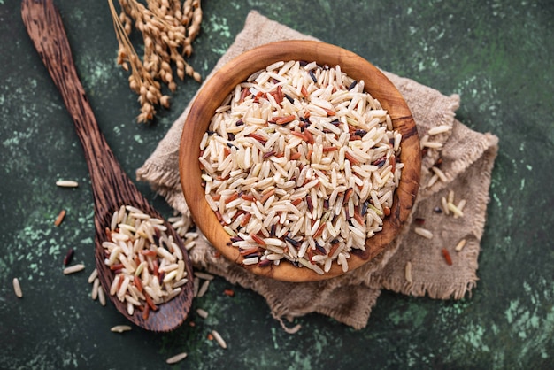 Foto mistura de arroz marrom, vermelho e selvagem na tigela