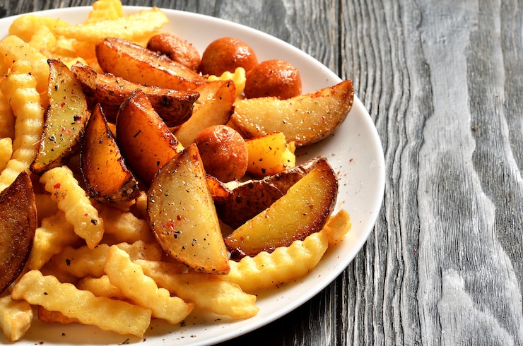 Mistura de batatas fritas, batatas mexicanas e bolas de batata no prato