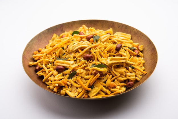 Mistura de Bombaim ou Chanachur ou Chiwda ou farsan é uma mistura de lanche indiano, comida popular na hora do chá da Índia