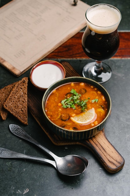 Mistura de carne com fatias de creme azedo de pão preto cerveja escura e menu Servir no pub