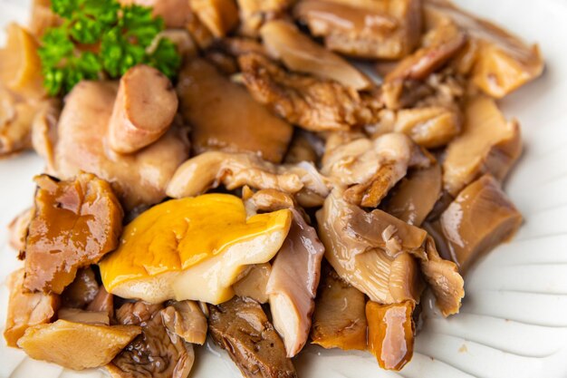 mistura de cogumelos cogumelo branco, boleto, cogumelos, chanterelles aperitivo comida marinada lanche saudável
