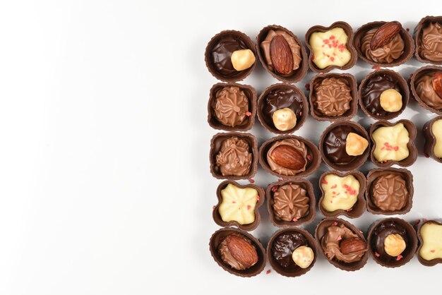 Mistura de coleção saborosa de doces de chocolate isolada no branco. copie o espaço.