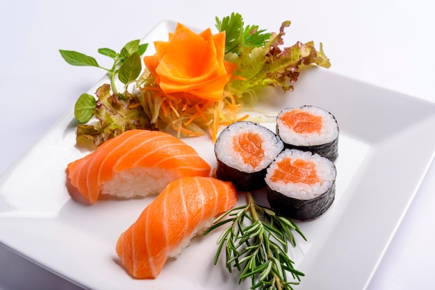 Mistura de comida japonesa, incluindo sushi e sashimi na chapa branca