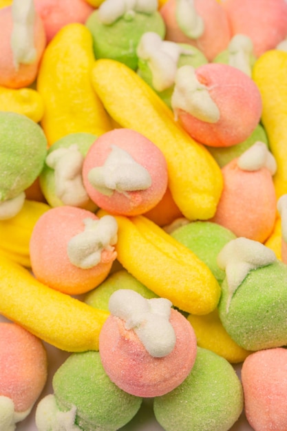 Mistura de doces coloridos de geléia e marshmallows isolados no fundo branco