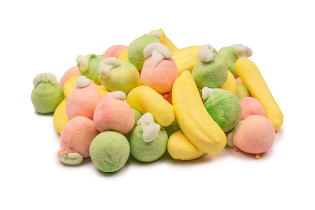 Mistura de doces coloridos de geléia e marshmallows isolados no fundo branco