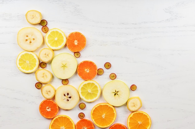 Mistura de frutas coloridas no fundo de madeira branco - composição de comer saudável tropical e fundo alimentar