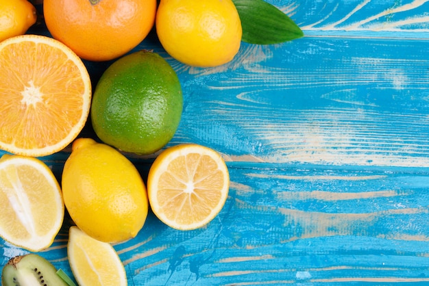 Mistura de frutas frescas em uma mesa de madeira azul