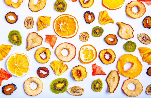 Mistura de frutas secas variadas e orgânicas, de perto