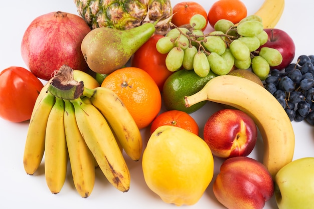 Mistura de frutas tropicais exóticas coloridas e suculentas frescas em fundo branco