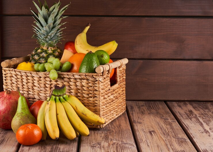 Foto mistura de frutas tropicais exóticas coloridas suculentas frescas em uma cesta com fundo de madeira