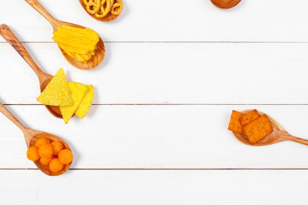 Mistura de lanches: biscoitos, biscoitos, salgadinhos e nachos em cima da mesa