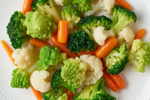 Mistura de legumes cozidos. Brócolis, cenoura, couve-flor.