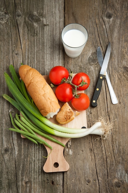 Mistura de legumes frescos com pão