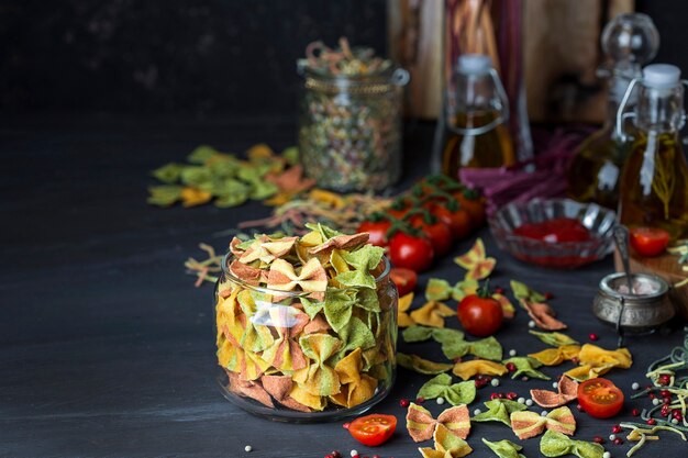 Mistura de macarrão farfalle caseiro colorido com purê de vegetais