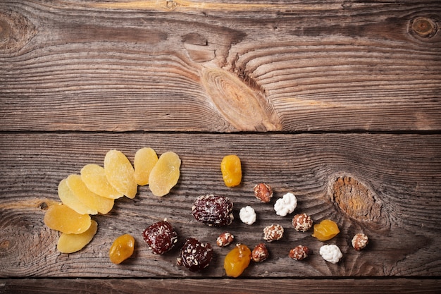 Mistura de nozes e frutas secas em fundo de madeira