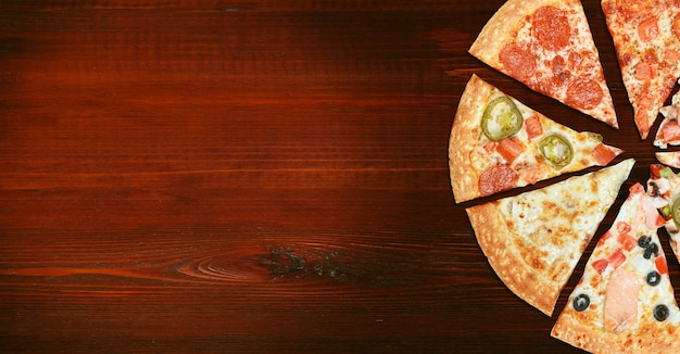 Foto mistura de oito pizzas diferentes em um menu de mesa de madeira, conceito de escolha e diversidade