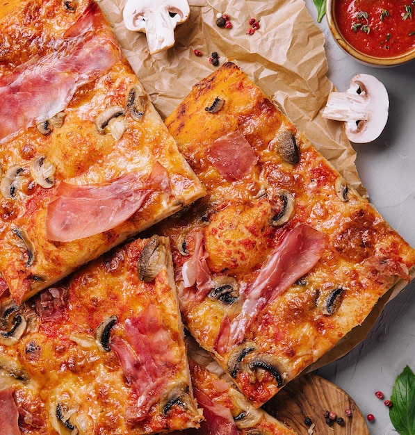Mistura de pizza longa encontra-se em uma mesa de madeira