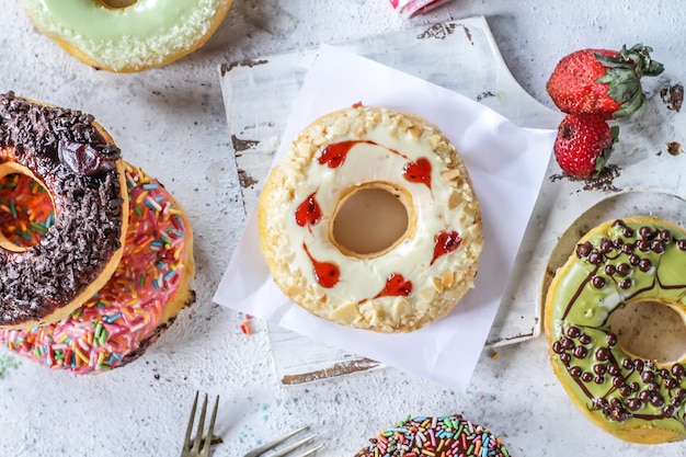 Mistura de rosquinhas doces multicoloridas com granulado colorido