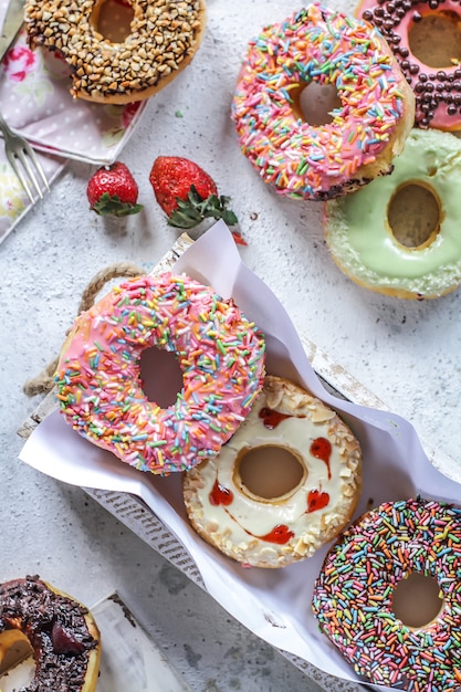 Mistura de rosquinhas doces multicoloridas com granulado colorido