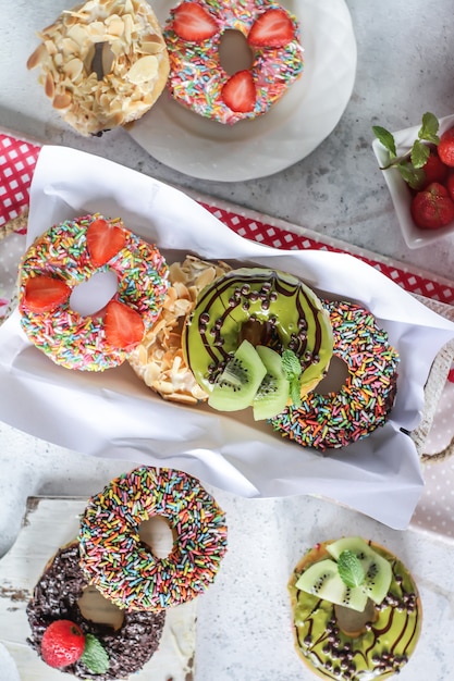 Mistura de rosquinhas doces multicoloridas com granulado colorido