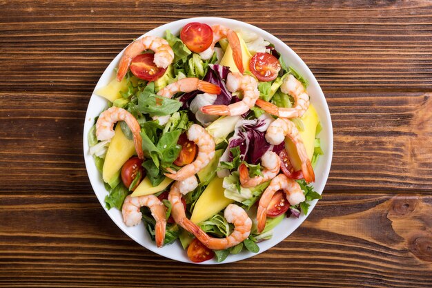 Mistura de salada com camarão, abacate e tomate cereja Fundo de alimentação saudável