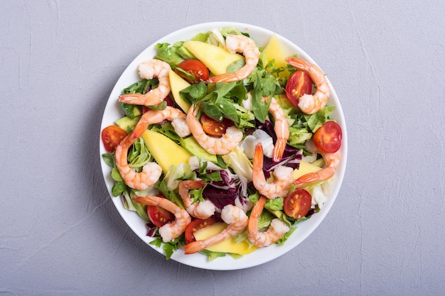 Mistura de salada com camarão, abacate e tomate cereja Fundo de alimentação saudável