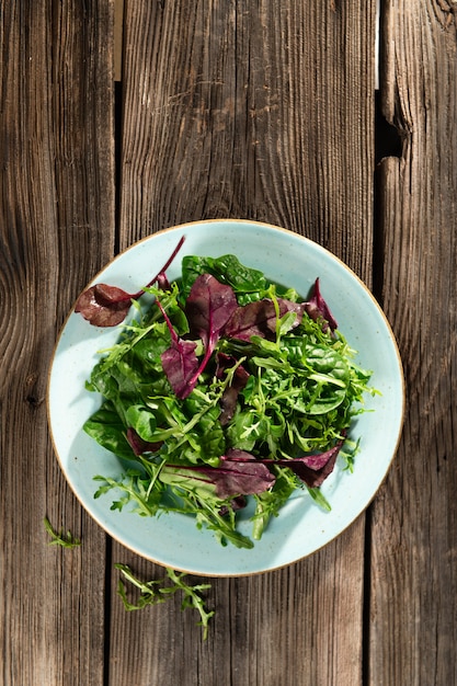 Mistura de salada de ervas frescas em uma superfície de madeira