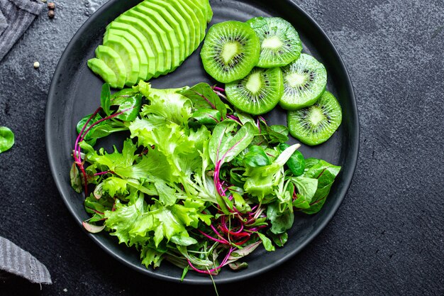 Mistura de salada fresca com kiwi e abacate verde deixa dieta keto ou paleo