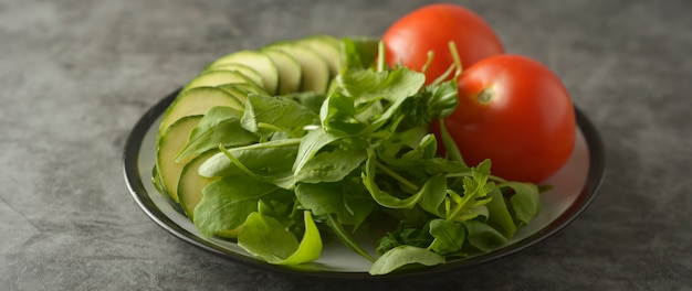 Mistura de salada fresca, tomate e abobrinha. Bandeira.