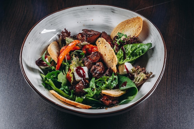 Mistura de salada quente com fígado de frango e comida de restaurante crouton