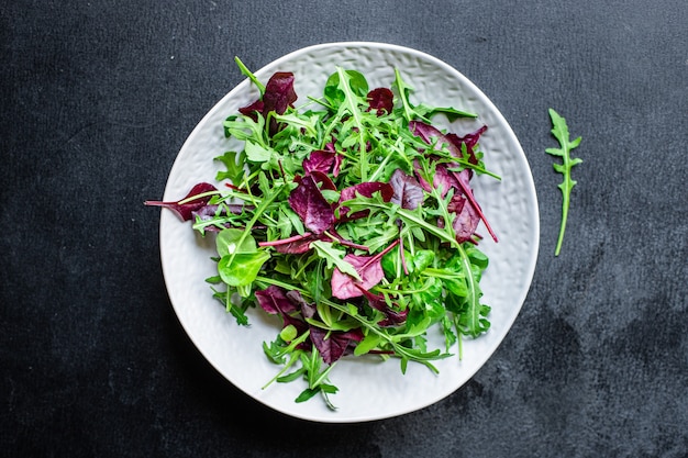 mistura de salada verde folhas de alface porção de vegetais lanche saudável