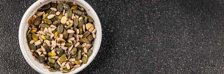 Foto mistura de sementes sementes de abóbora sementes de girassol superalimento prato de comida natural orgânico fresco saboroso comida gourmet fundo na mesa comida rústica vista superior espaço de cópia comida vegetariana vegana dieta keto paleo