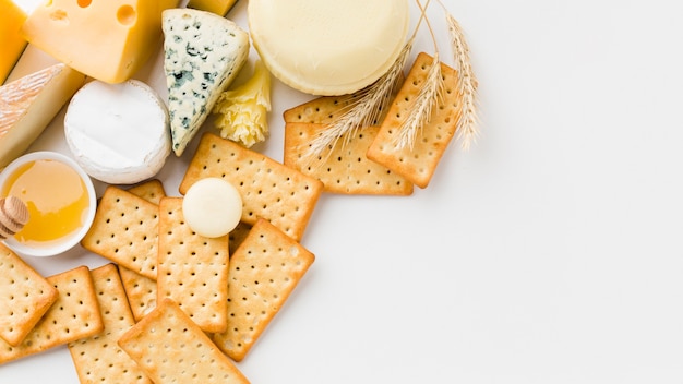 Foto mistura plana leiga de queijo gourmet e bolachas com espaço de cópia