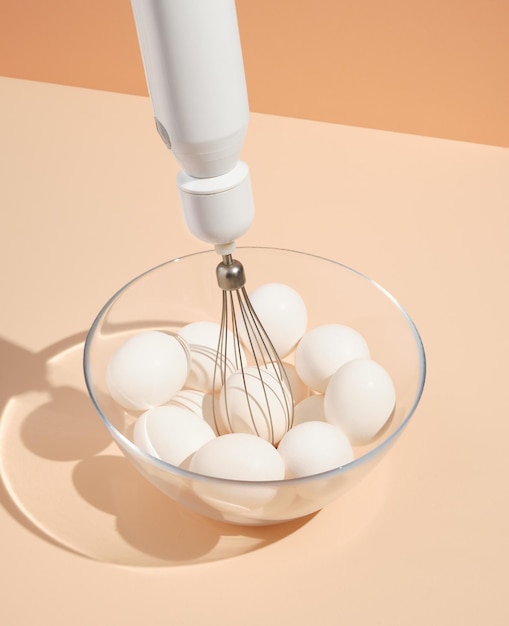 Misturador bate ovos de galinha branca inteira Composição criativa de confeitaria Programa de entrevistas de culinária