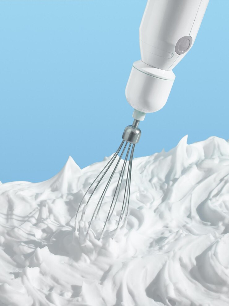 Foto misturador prepara creme para fazer bolo de esponja festivo inspiração criativa e preparação para a celebração