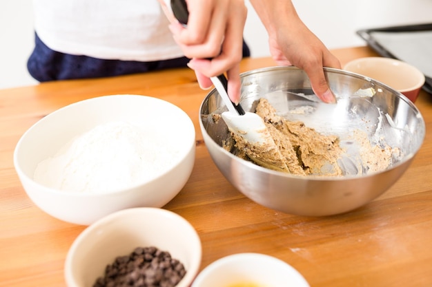 Misturando a massa para fazer biscoitos em casa