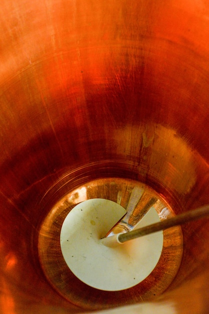 Misturando e aquecendo leite orgânico fazendo queijo parmesão em instalações de fabricação de queijos