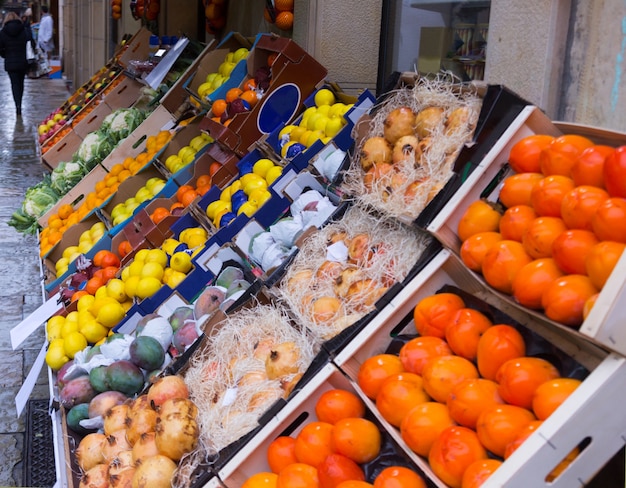 Misturar frutos no mercado