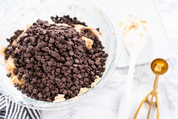 Misturar os ingredientes em uma tigela de vidro para assar biscoitos de chocolate.