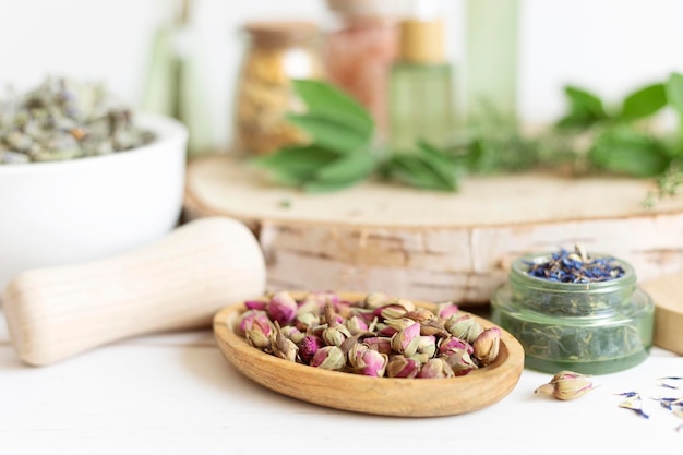 Foto misturas botânicas de óleos essenciais de ervas para naturopatia