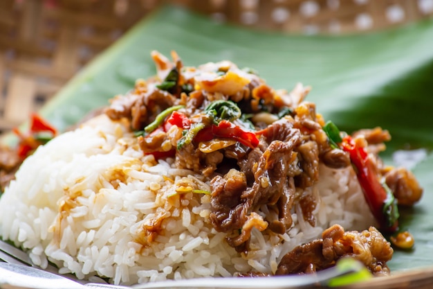 Foto misture a carne frita de manjericão com arroz