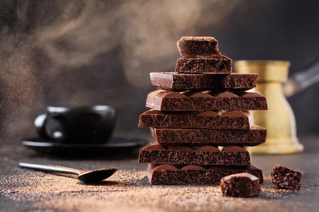 Misture a pilha de chocolate amargo e leitoso poroso na superfície velha e escura. foco seletivo.