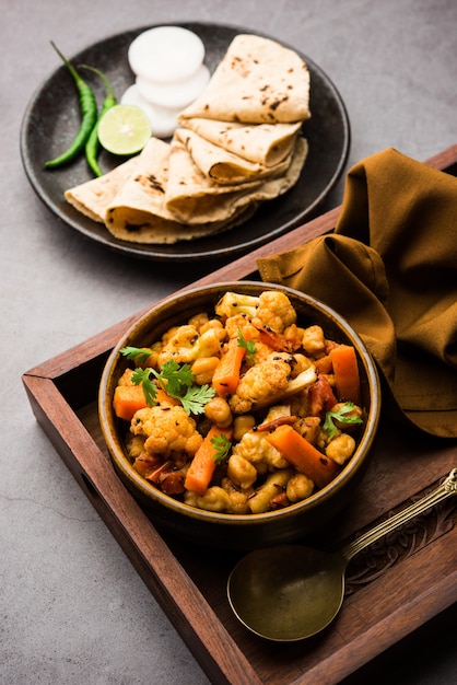 Misture a receita de vegetais secos em uma tigela, receita de vegetais estilo restaurante indiano servida com Chapati