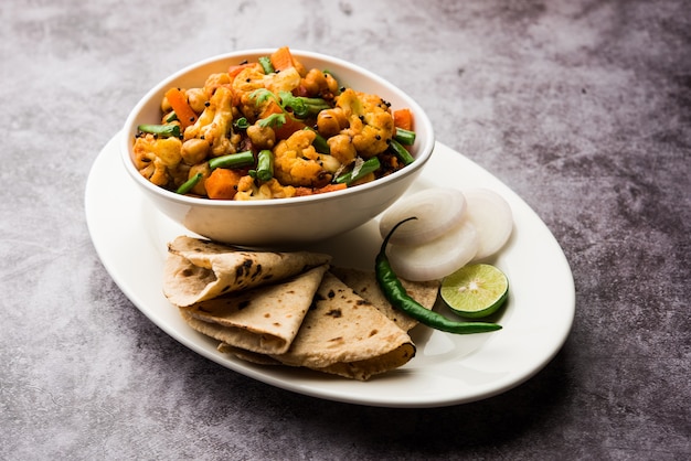 Misture a receita de vegetais secos em uma tigela, receita de vegetais estilo restaurante indiano servida com Chapati