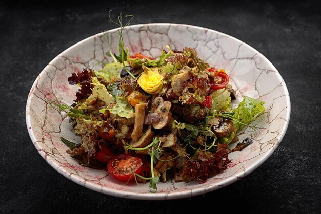 Misture a salada com cogumelos marinados e tomates