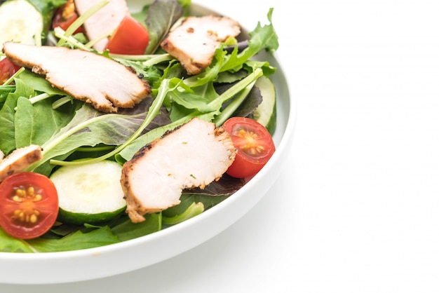misture a salada com frango grelhado - estilo de comida saudável