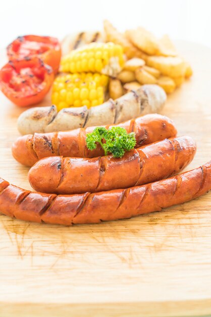 Foto misture a salsicha grelhada com legumes e batatas fritas