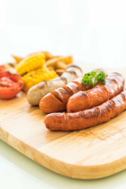 Foto misture a salsicha grelhada com legumes e batatas fritas