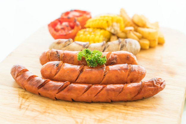 Foto misture a salsicha grelhada com legumes e batatas fritas