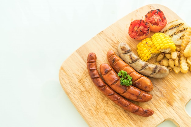 misture a salsicha grelhada com legumes e batatas fritas